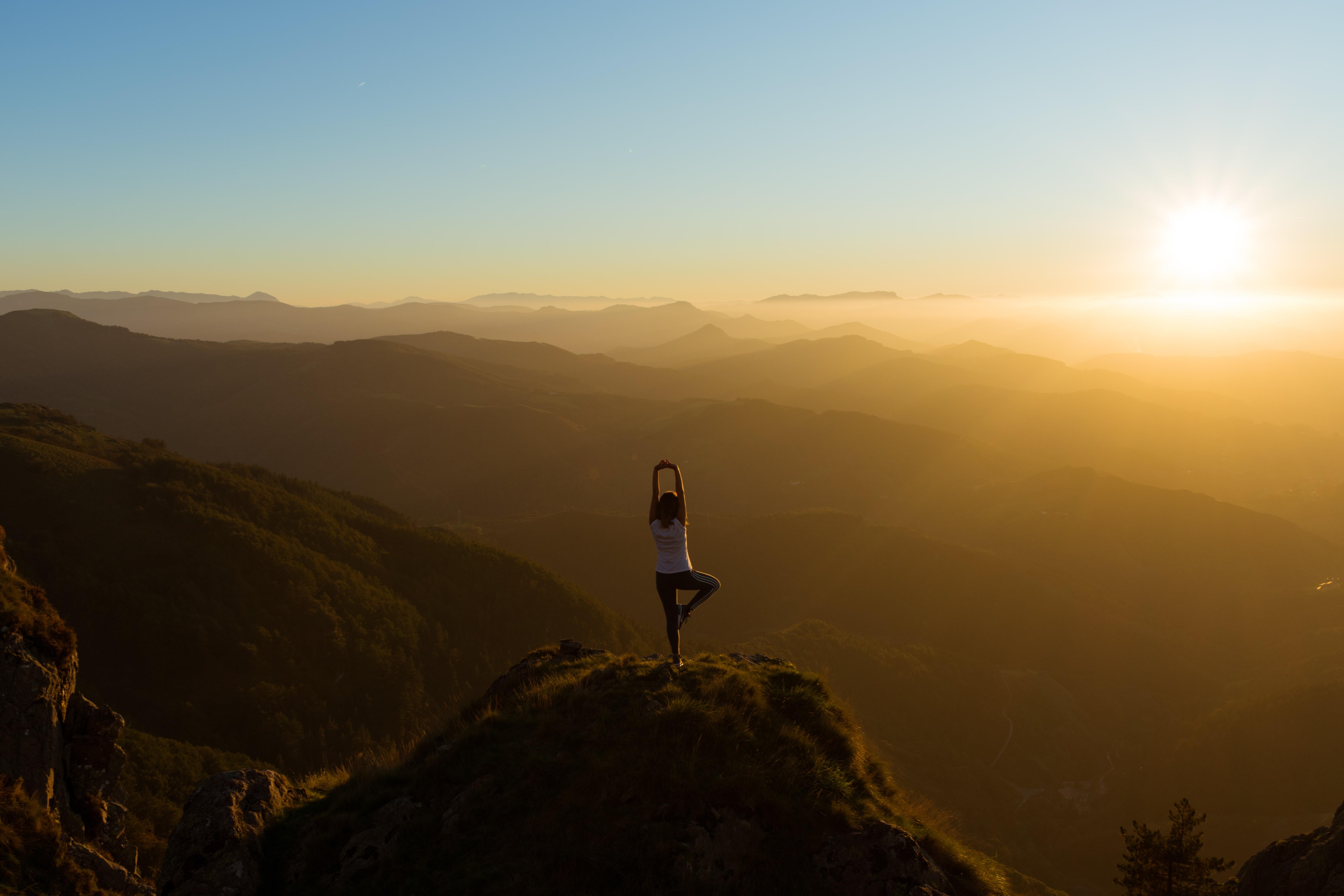 Путь спокойных. Ретрит в горах. Красивый пейзаж йога. Йога в горах на закате. Медитирует.