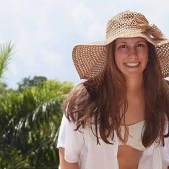 Doy clase de musica, inglés y estudios sociales. mi familia es de usa yo vivo en costa rica