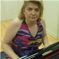 Profesora superior de piano y maestra de educación musical da clases de piano, lenguaje musical e iniciación musical