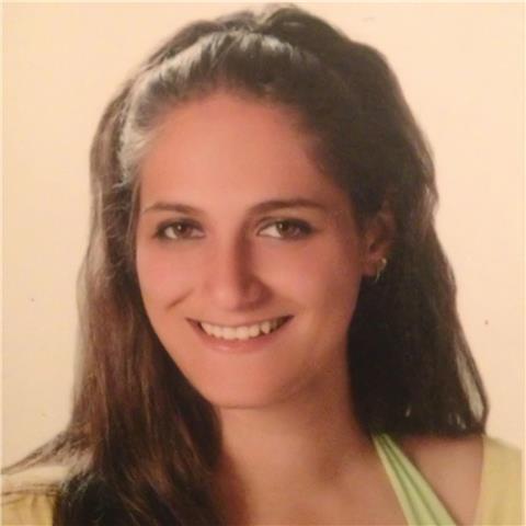 Profesora de inglés de distintos niveles imparte clases para edades de 7 a adultos