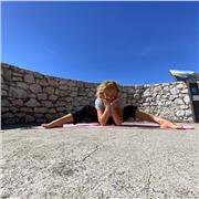 Professeur de yoga diplôme de Hatha Yoga par la Fédération Française de Hatha Yoga ( 4 ans de formation)