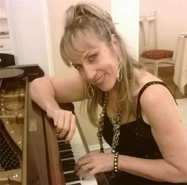 Profesora de piano imparte clases de piano