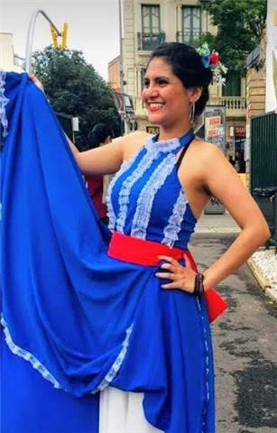 Amable bailarina de música latina y folclore (especialidad salsa y bachata). cuenta con experiencia y paciencia