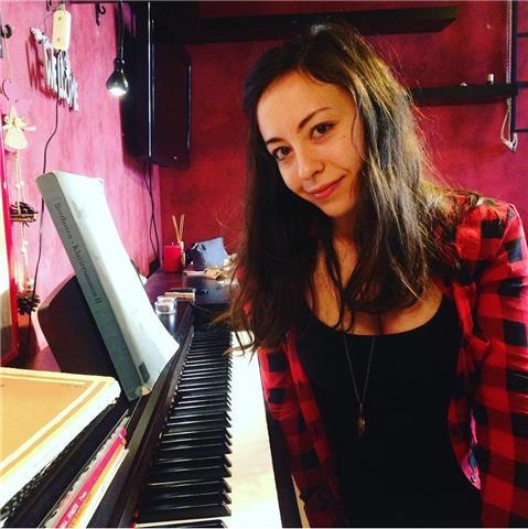 Insegnante di pianoforte, impartisce lezione di pianoforte, teoria musicale e solfeggio