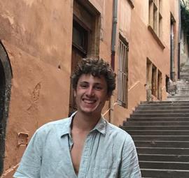 Dessinateur depuis 15 ans donne cours de dessin tout styles et tout niveaux. Je m'adapte continuellement à la personne en face de moi. Nous sommes tous différents et notre façon d'aborder le dessin l'est tout autant. Chaque personne ayant aussi une vision
