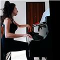 Pianista e insegnante offre lezioni a domicilio di pianoforte e teoria musicale per tutti i livelli