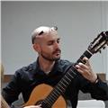 Profesor superior de guitarra clásica imparte clases de guitarra y ukelele a todos los niveles