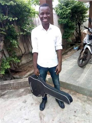Professeur de musique, guitariste, cours en ligne pour tous les niveaux