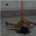 Profesora de danza moderna, contemporánea y yoga, ofrece clases para todos los niveles y edades en barcelona