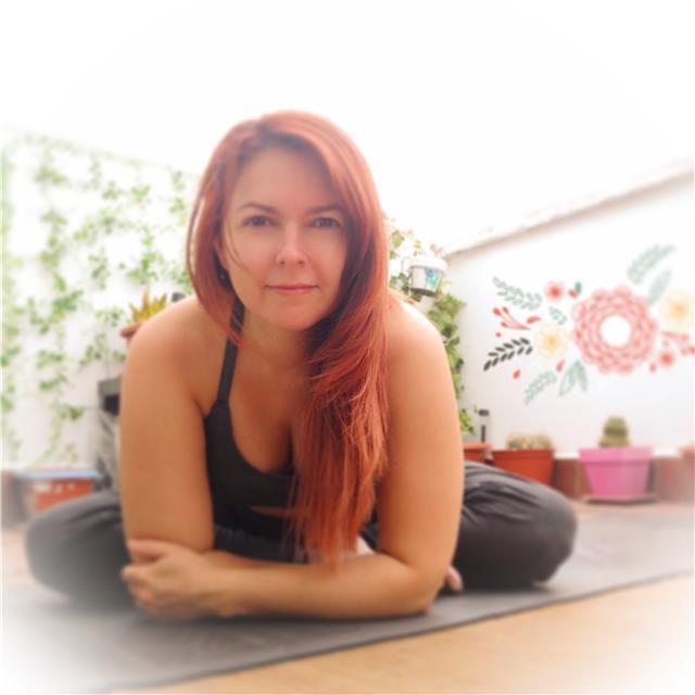 Profesora de yoga titulada por aepy con mas de 20 años de practicante
