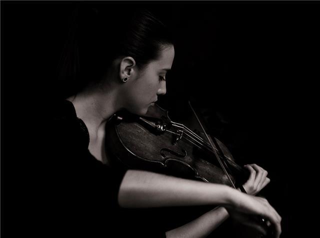 Violín y lenguaje musical: titulada superior de violín y máster en educación