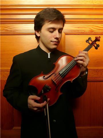 Profesor de violín, máster en interpreteción por el royal college of music londres