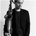Sassofonista professionista laureato in biennio jazz offre lezioni di sax, improvvisazione, teoria, armonia e arrangiamento a bolo