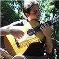 Profesor de guitarra nacido en barcelona con vocación pedagógica y ganas de dar clases a personas de todas las edades y niveles