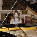 Insegnante di pianoforte, teoria e solfeggio, armonia impartisce lezioni private a bambini e ragazzi interessati di tutte le età