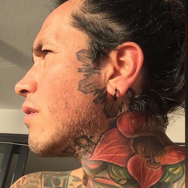 Tatuador profesional ofrece clases privadas de tatuaje. técnicas de diseño y técnicas de tatuaje