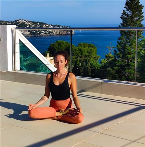 Profesora de yoga. màs de 15 años practicando hatha yoga creando clases orientadas a ofrecer un espacio de relajación, movimiento y consciencia a través del yoga