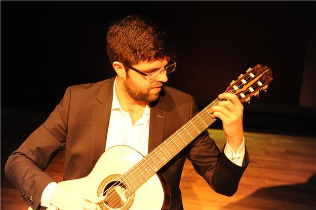 Guitariste professionnel titulaire d'un master d'interprétation et en formation au CA du CNSMDL, donne cours de guitare classique