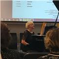 Insegnante laureata in pianoforte impartisce lezioni anche di teoria e solfeggio in presenza ed online