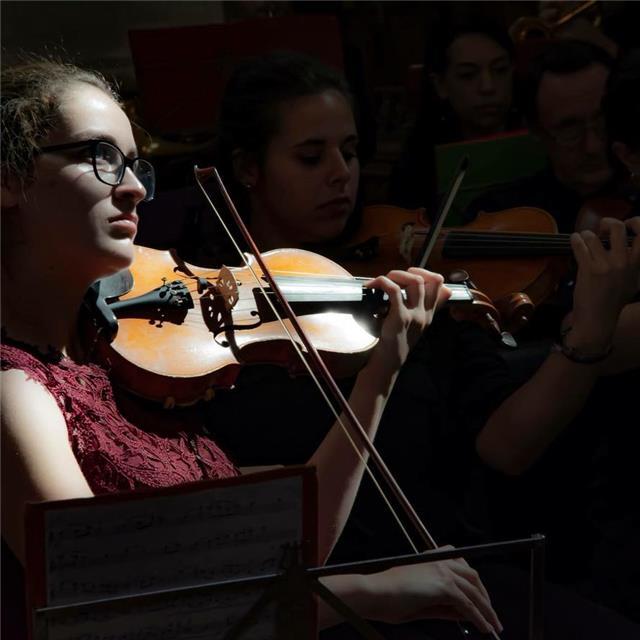 Etudiante donne des cours de violon