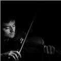 Violinista profesional y con estudios de magisterio, ofrece clases particulares de violín y lenguaje musical para todos los niveles