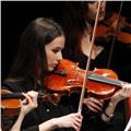 Diplomata presso il conservatorio offre lezioni private (o di gruppo) di violino, o teoria e solfeggio