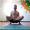 Instructor de hatha yoga vinyasa, y con implementos