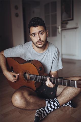 Músico y compositor en activo ofrece clases de guitarra acústica y española a domicilio/online