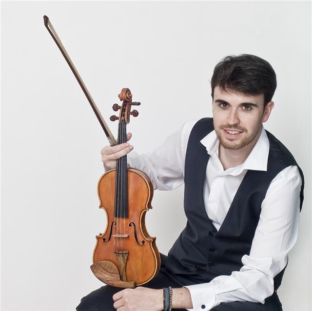 Violinista profesional, licenciado en prestigiosas universidades en alemania y españa, ofrece clases particulares de violín para t