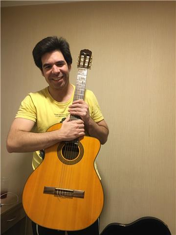 Profesor de música, principalmente primeros niveles o iniciación musical al igual que instrumentos de cuerda guitarra, mandolina, bajo eléctrico y cuatro venezolano