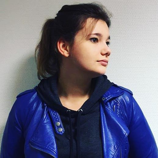 Enseignante polyvalente offrant un apprentissage personnalisé et efficace