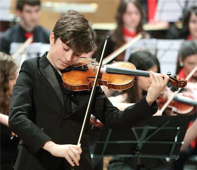 Estudiante de violín de 4º curso en musikene se ofrece para dar clases a domicilio en donosti. currículum a disposición