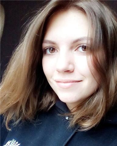 Étudiante donne des cours en ligne