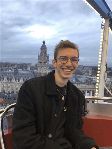 Etudiant proposant des cours dans différentes matières