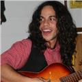 Profesor de guitarra imparte clases en casa