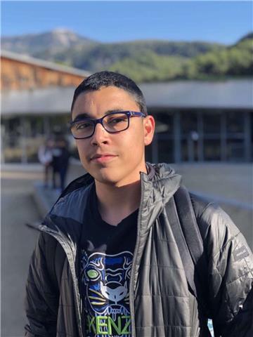 Je suis actuellement étudiant au lycée en première.Je souhaite pouvoir aider les élèves grâce à mes aides