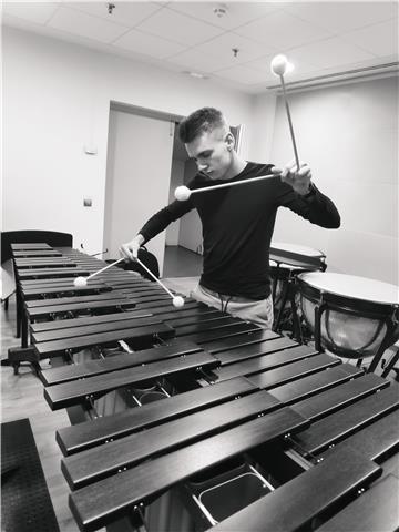 Estudiante del liceo ofrece clases de lenguaje musical y percusión