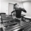 Estudiante del liceo ofrece clases de lenguaje musical y percusión