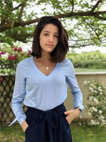 Jeune étudiante diplômé du Baccalauréat scientifique