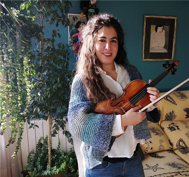 Profesora titulada superior imparte clases de violín y/o lenguaje musical