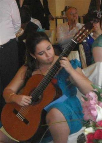 Profesora de música imparte clases de guitarra, ukelele y/o lengua musical a todas las edades