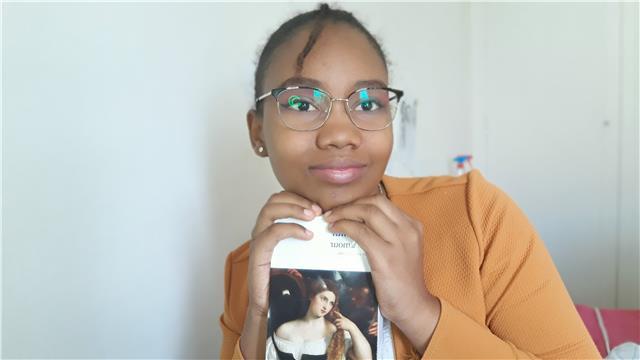 Jeune étudiante qui donne des cours particuliers en ligne