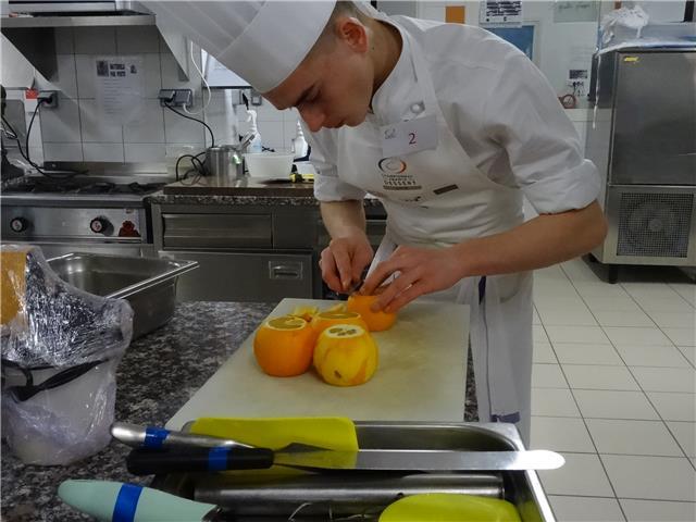 Pratiquant la cuisine et ayant un bac pro cuisine, une mention complémentaire cuisine en dessert de restaurant, et ayant gagner les sélections national de boulangerie pour représenter la France au mondial du pain. Je donne un profond intérêt à apprendre e