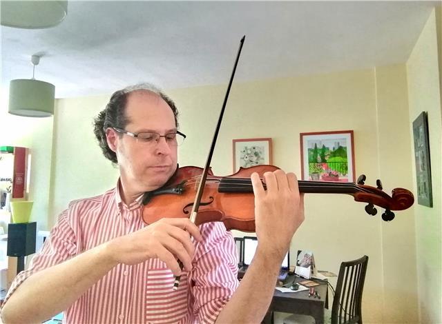 Profesor titulado superior ofrece clases de violín y viola. máster en educación musical