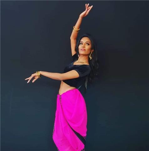 Danseuse Indienne passionnée. Prête à vous partager mon savoir sur le déhanché indien. Au menu sensualité, grâce et magie Bollywood !