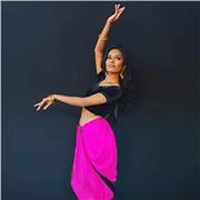 Danseuse Indienne passionnée. Prête à vous partager mon savoir sur le déhanché indien. Au menu sensualité, grâce et magie Bollywood !
