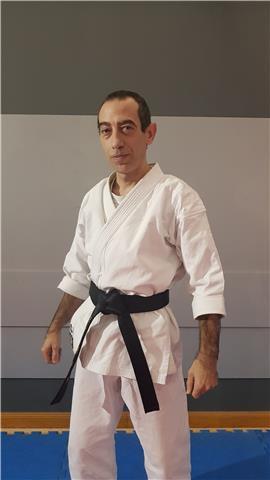 Profesor de kárate cinturón negro 1dan ,enseño de escuela de goju riu tradicional de japón ,también defensa personal y kobudo
