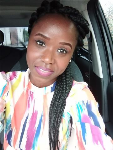 Jeune femme ambitieuse désirant révéler le potentiel de ceux qu'elle accompagne