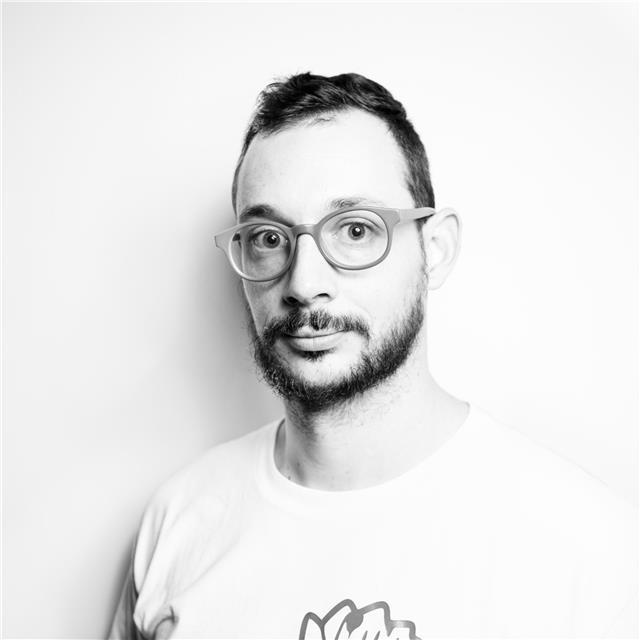 Photographe avancé offrant cours et conseils particuliers pour débutants