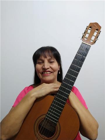 Soy profesora de guitarra especializada con el método Suzuki, trabajo con niños a partir de cinco años para adelante; realizando dicho trabajo de manera lúdica. Mi experiencia de trabajo es más de 15 años